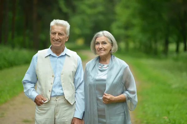 Mature couple in park — Stock Photo, Image