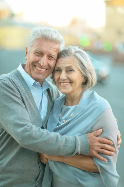 Ancianos pareja al aire libre —  Fotos de Stock