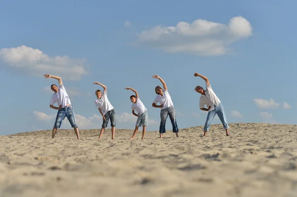 Familie doen oefeningen — Stockfoto