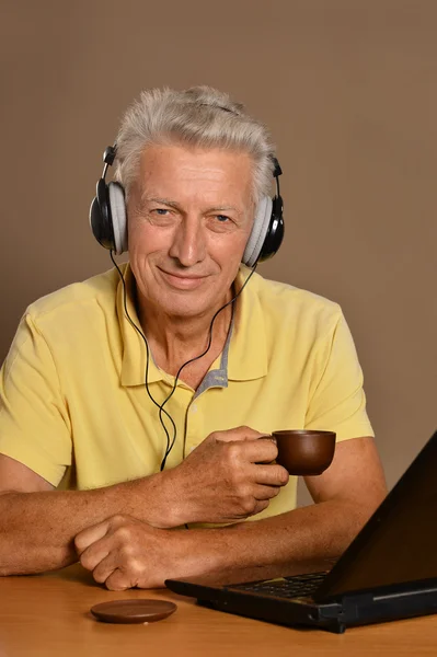 Man with laptop and coffee — Stock Photo, Image