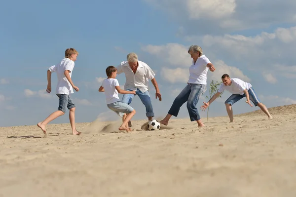 家庭踢足球 — 图库照片