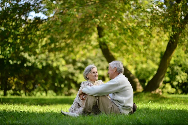 Elderly couple in park — Stock Photo, Image