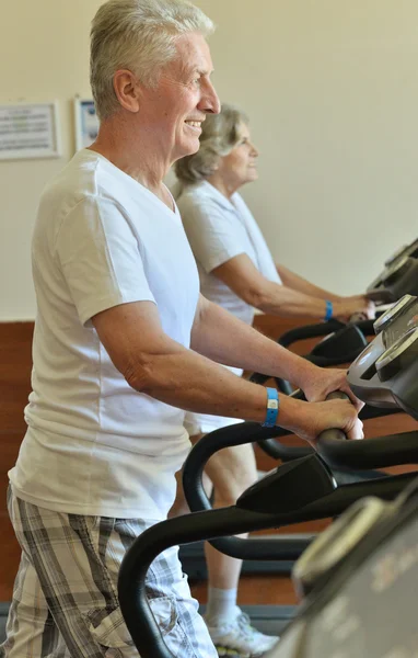 Senior koppel in gym — Stockfoto