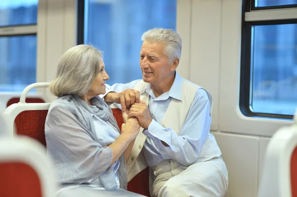 Пожилая пара в поезде — стоковое фото