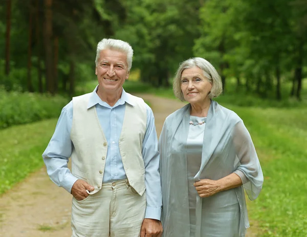 Mature couple in park — Stock Photo, Image