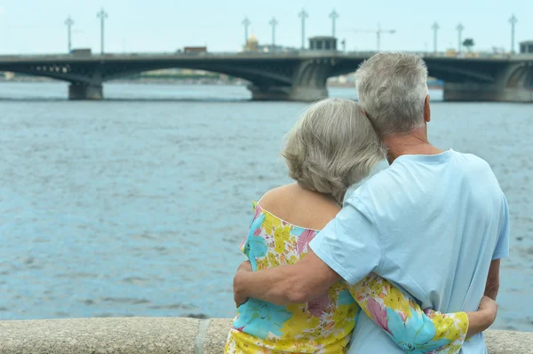 Couple plus âgé près de rivière — Photo