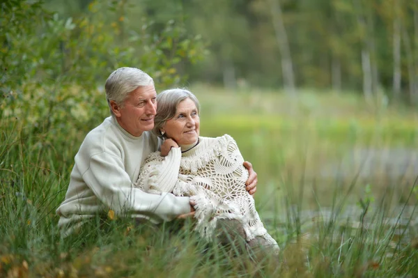 Elderly couple in park — Stock Photo, Image