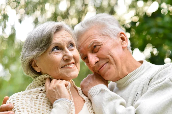 Couple in autumn park — Stock Photo, Image