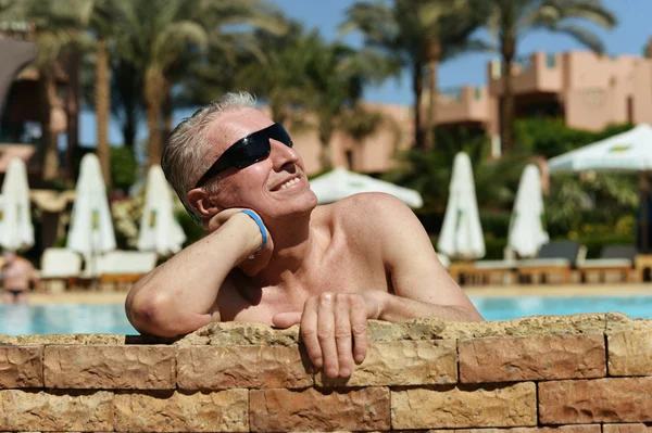 Senior man in pool — Stock Photo, Image