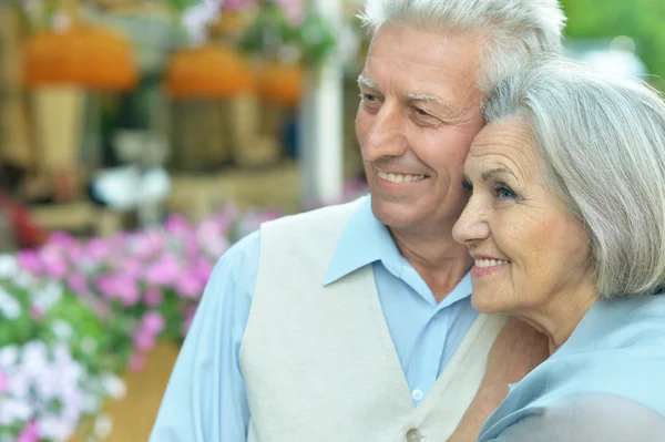 Älteres Ehepaar im Freien — Stockfoto