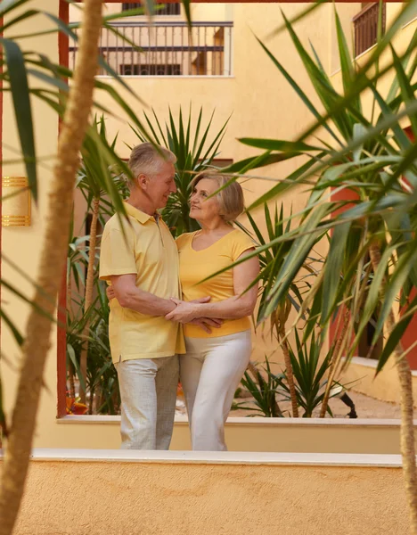 Seniorenpaar im Hotelresort — Stockfoto