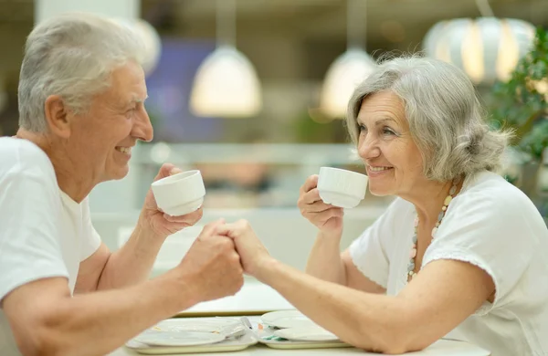 Bejaarde echtpaar op datum — Stockfoto