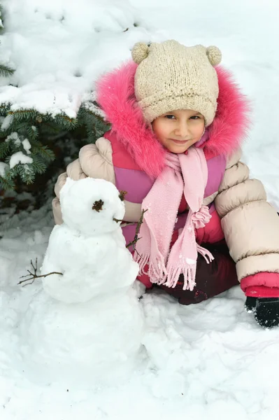 Menina brincando com neve — Fotografia de Stock