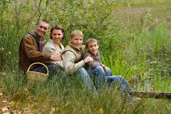 Family picking mushrooms — Stock Photo, Image