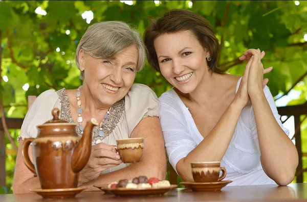 Feine Familie auf Veranda — Stockfoto