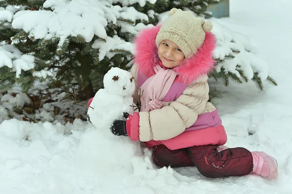 Meisje spelen met sneeuw — Stockfoto