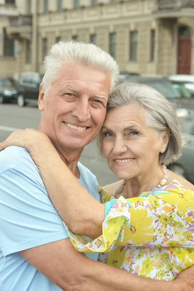 Idosos casal ao ar livre — Fotografia de Stock