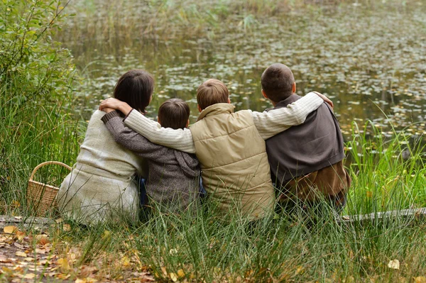 Familie plukken van paddestoelen — Stockfoto