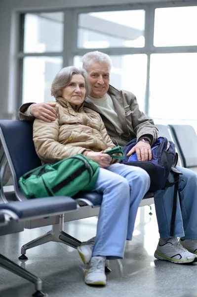 Pareja mayor en el aeropuerto — Foto de Stock