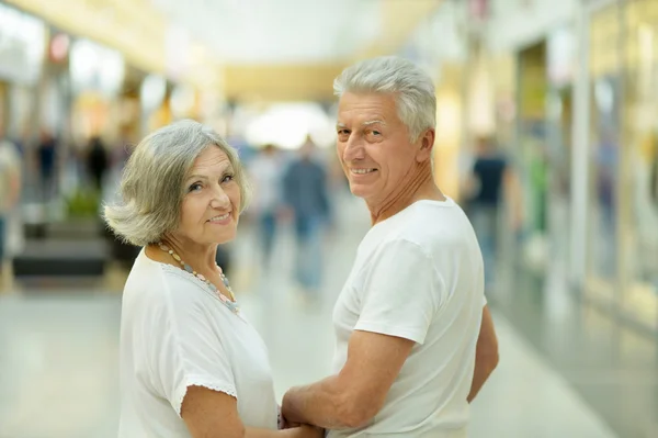 Äldre par i köpcentrum — Stockfoto