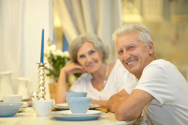 Bejaarde echtpaar op datum — Stockfoto