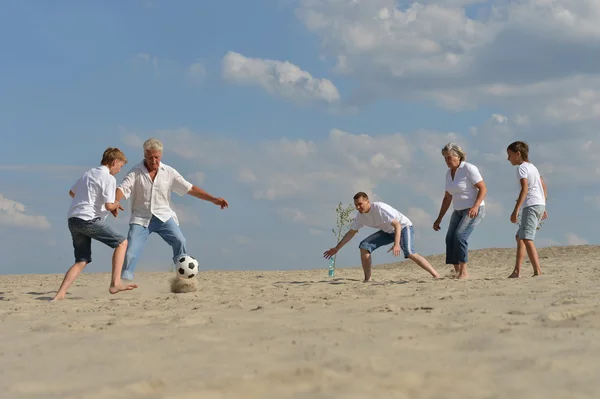 Famiglia che gioca a calcio — Foto Stock