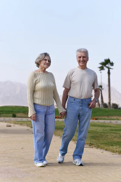 Senior couple at resort — Stock Photo, Image