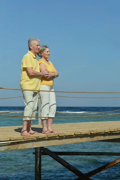 Couple sénior en mer — Photo