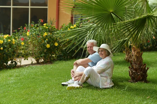 Couple assis sur l'herbe — Photo