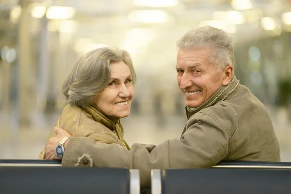 Starszy para na lotnisku — Zdjęcie stockowe