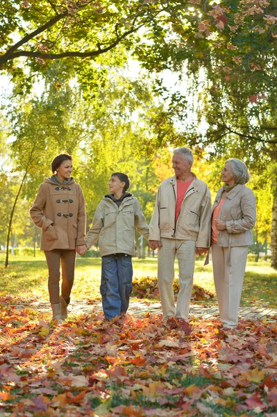 Familie in herfst bos — Stockfoto