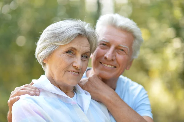 Seniorenpaar im Park — Stockfoto