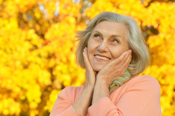 Mujer mayor en el parque de otoño — Foto de Stock