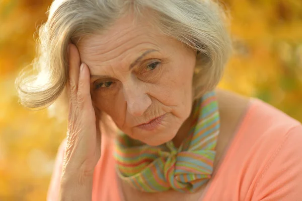 Triste femme dans le parc — Photo