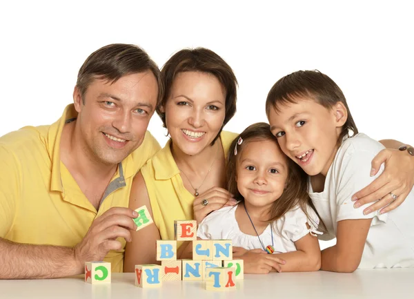 Família brincando com cubos — Fotografia de Stock