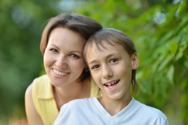 Lachende moeder en haar zoon — Stockfoto