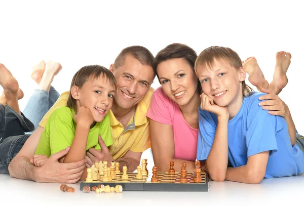 Famille heureuse jouant aux échecs — Photo