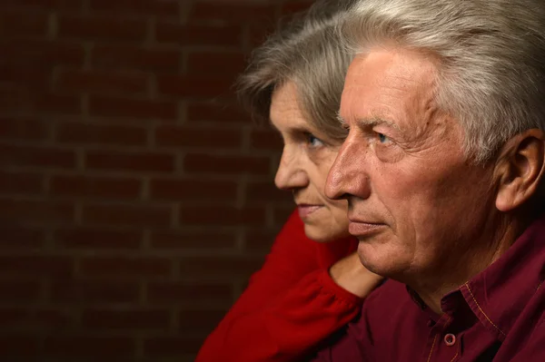 Älteres Ehepaar in Rot — Stockfoto
