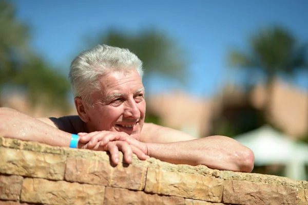 Senior man in pool — Stock Photo, Image