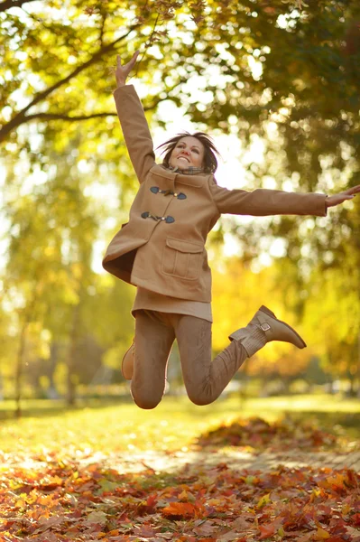 Frau springt in Park — Stockfoto