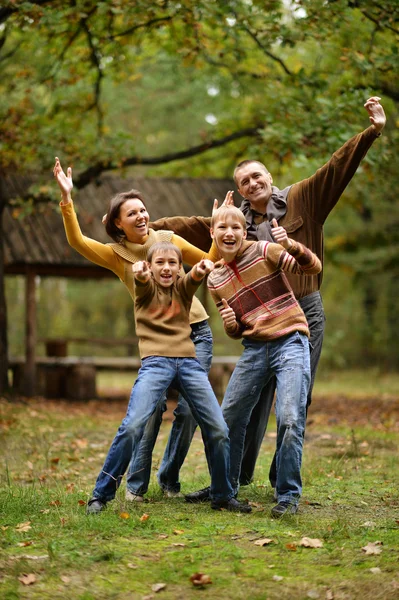 Familj i höst skog — Stockfoto