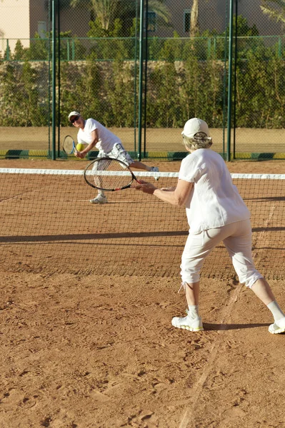 Couple jouant au tennis — Photo