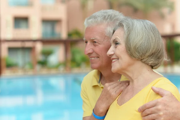 Couple standing by pool — Stock Photo, Image