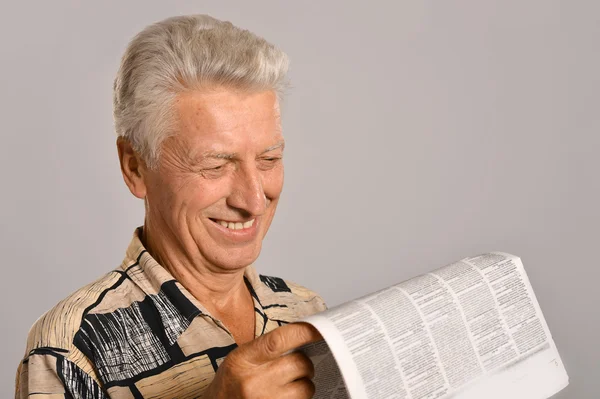 Senior man reading newspaper — Stock Photo, Image