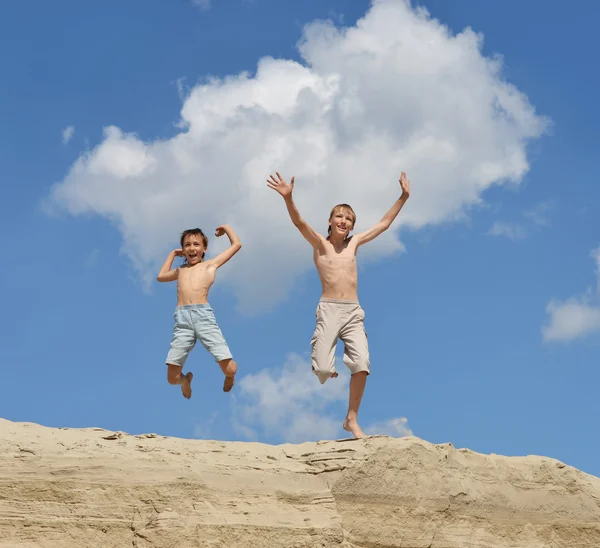 Chłopcy świetnie się bawią na plaży — Zdjęcie stockowe
