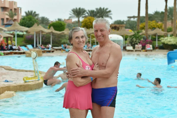 Couple debout près de la piscine — Photo