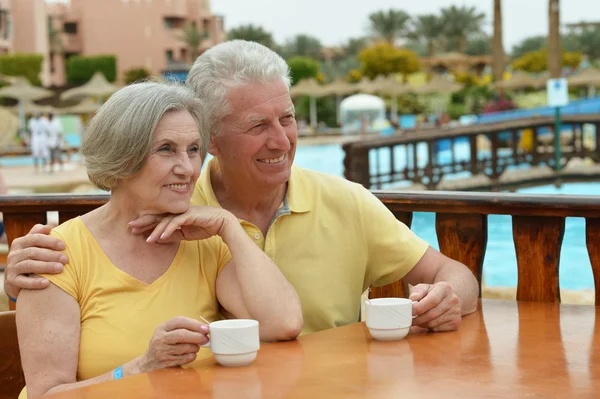 Seniorenpaar trinkt Kaffee — Stockfoto