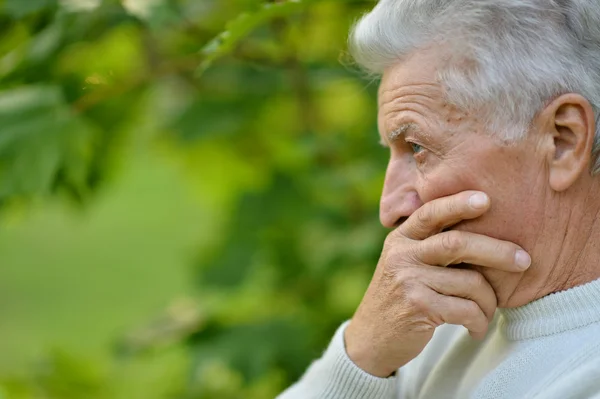 Uomo anziano che pensa — Foto Stock