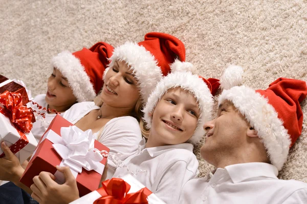 Famiglia che festeggia il nuovo anno — Foto Stock