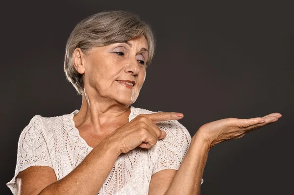 Starszy Kobieta wskazując — Zdjęcie stockowe